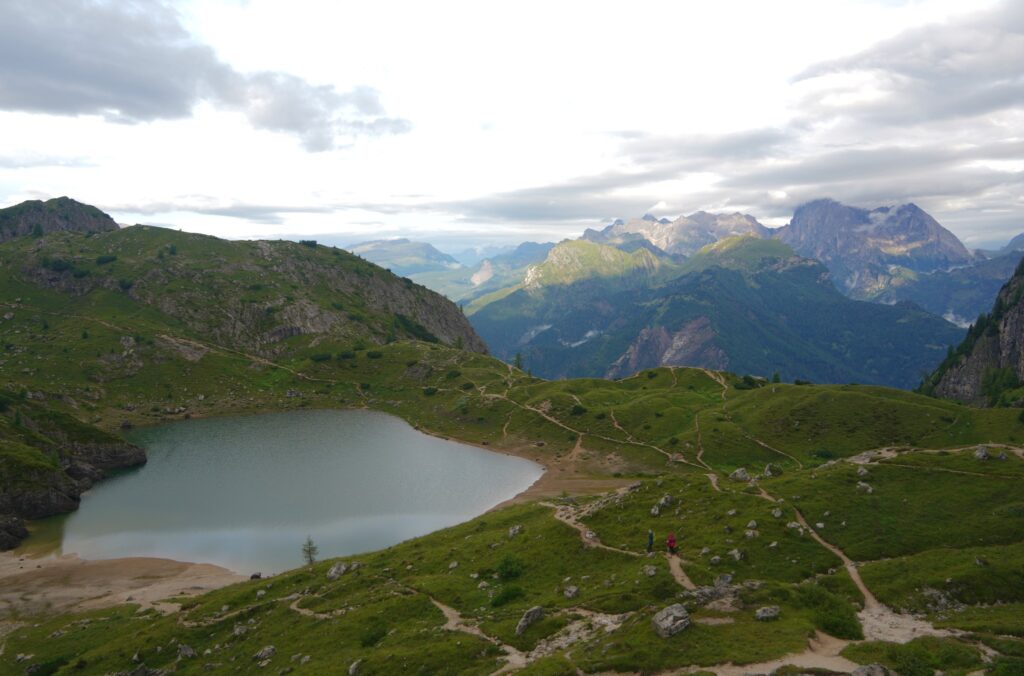 Panorama dal lago di Coldai con vista sulla Marmolada