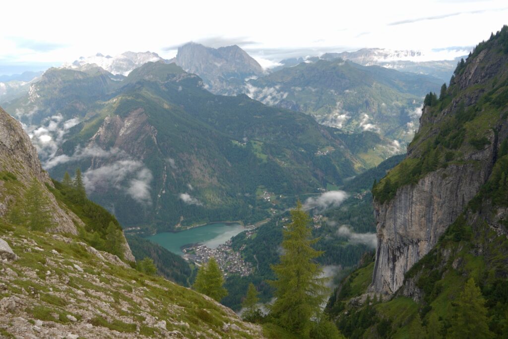 Vista verso Alleghe e l'omonimo lago. Sullo sfondo si riconoscono la Marmolada e il Sella