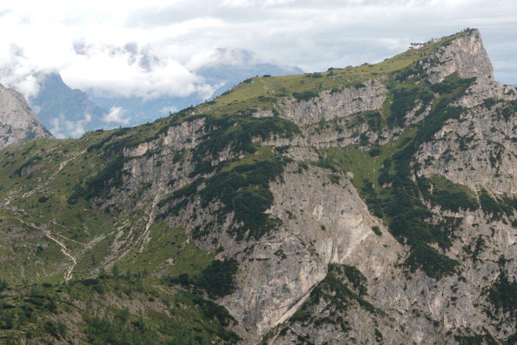 Il Col Rean e il rifugio Tissi visti dalla forcella Col Negro di Coldai