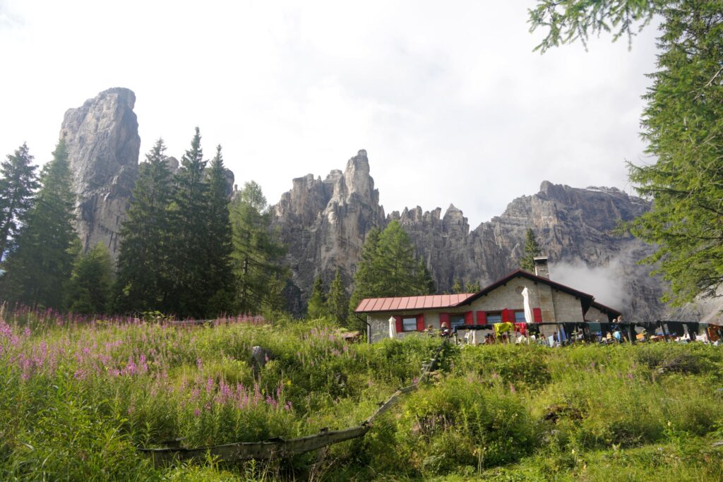 Il rifugio Vazzoler con i panni stesi ad asciugare sulle staccionate. Sullo sfondo, la Torre Venezia