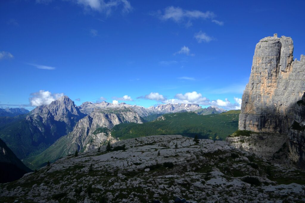 Vista verso il monte Agner, le pale di San Martino e la Cima della Vezzana