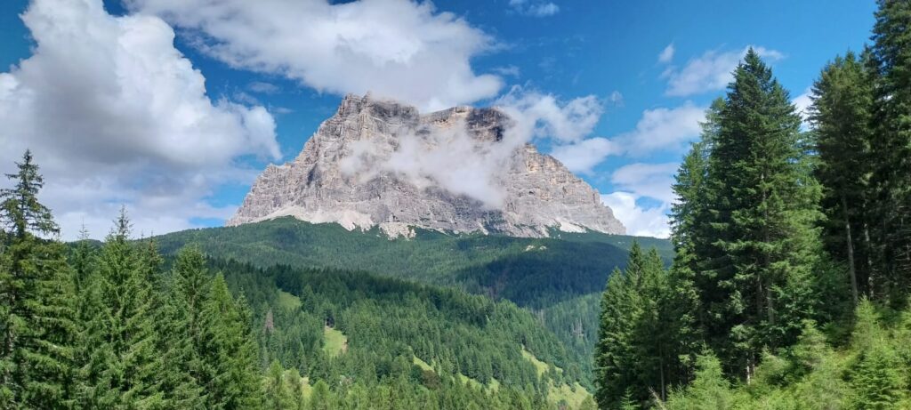 Il Monte Pelmo visto nella parte finale della discesa in val Zoldana